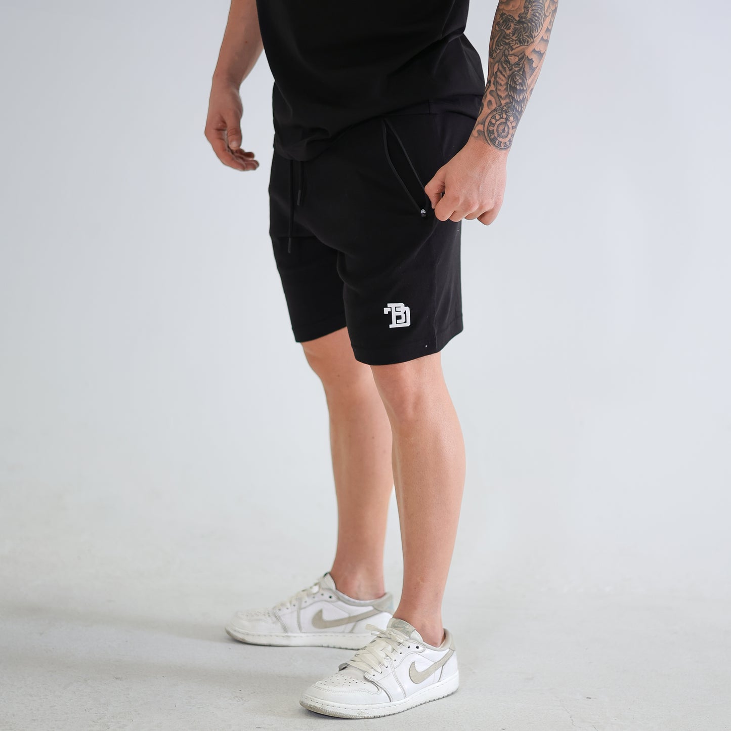 BDT // TECH SWEAT SHORTS BLACK