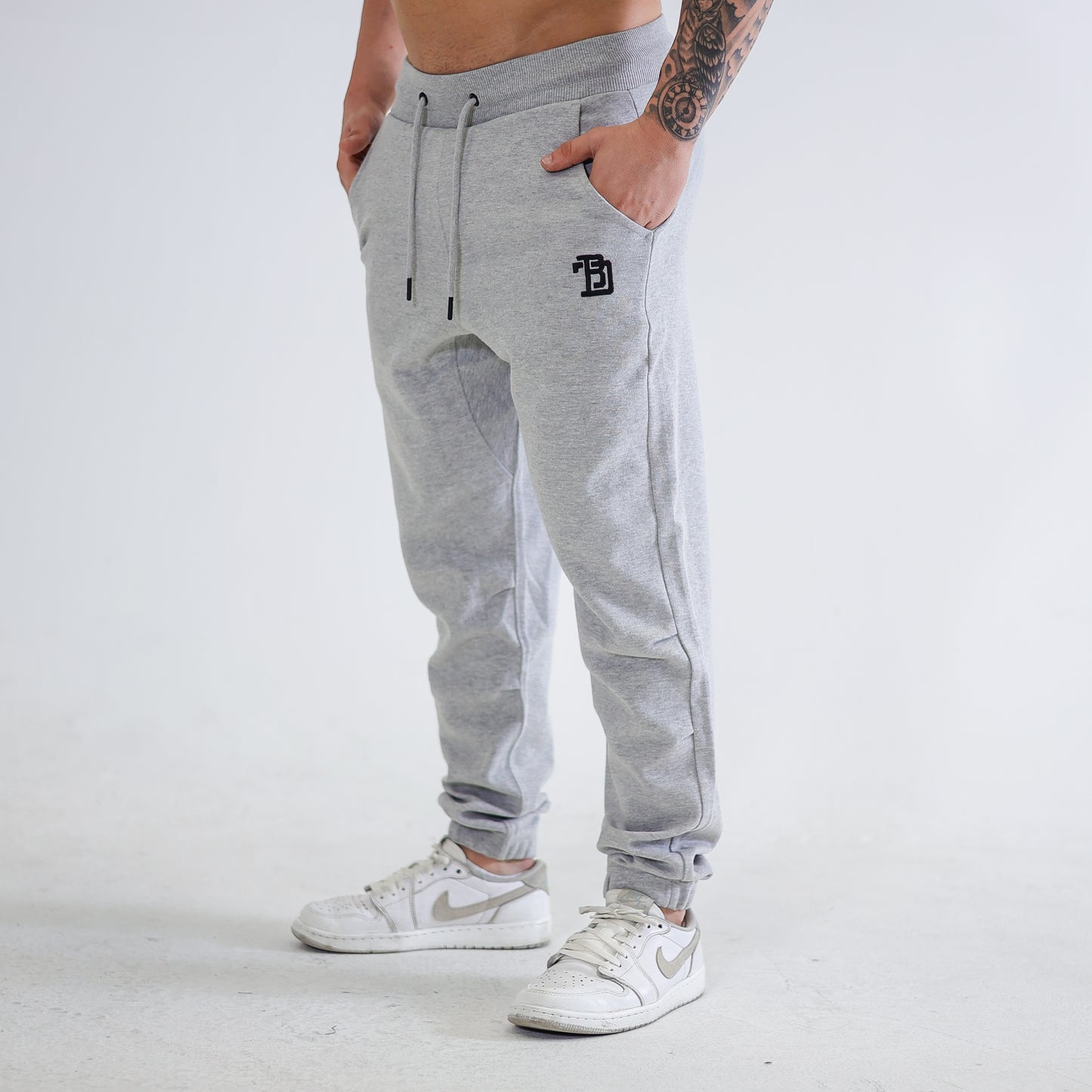 BDT // EMBROIDERED BLOCK LOGO SWEATS GREY